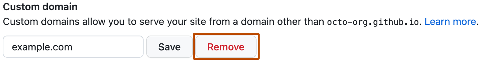 Captura de tela de um domínio personalizado. À direita de uma caixa de texto em que estão o texto "example.com" e um botão "Save", está um botão rotulado como "Remove" em letras vermelhas.