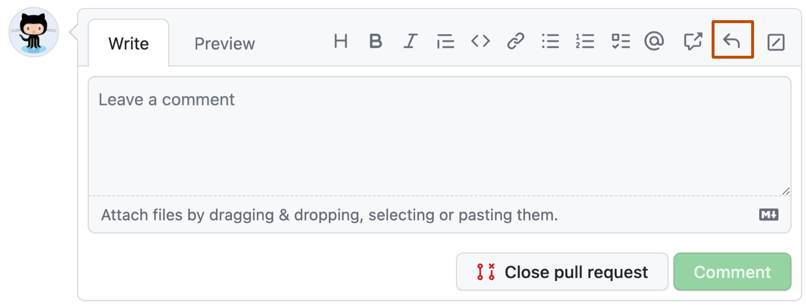 Снимок экрана: поле комментария GitHub. На панели инструментов кнопка ответа с изогнутой стрелкой влево выделена темно-оранжевым цветом.